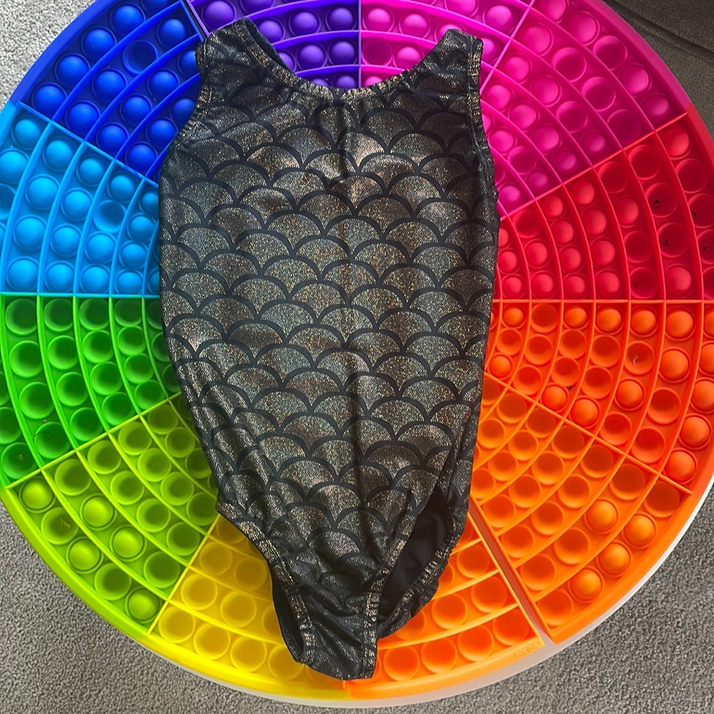 Girls size 5/6 sparkly and shiny leotard